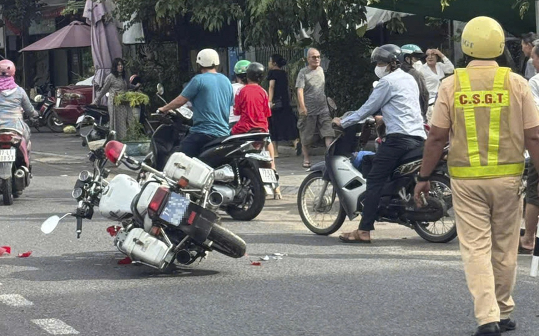 Yêu cầu quay lại hiện trường sau khi gây tai nạn, thanh niên tấn công CSGT