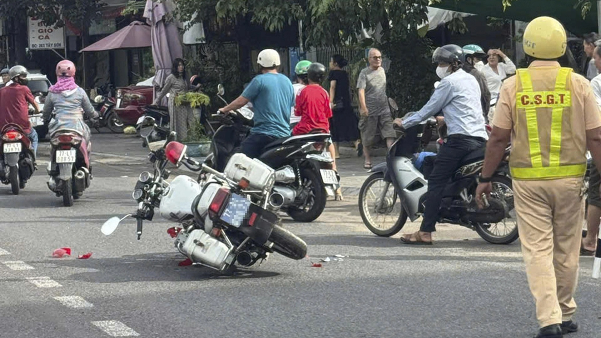 Yêu cầu quay lại hiện trường sau khi gây tai nạn, thanh niên tấn công CSGT- Ảnh 3.