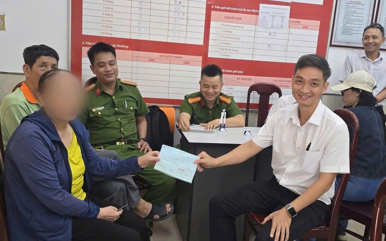 Cụ bà hoảng hốt đến ngân hàng, may mắn gặp được công an