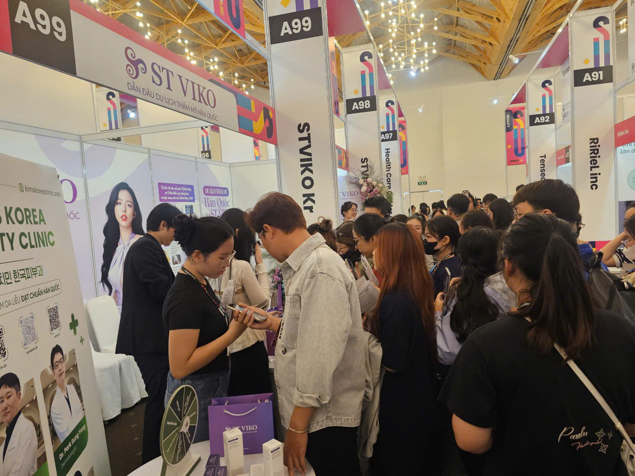 Người dân TP HCM săn mỹ phẩm Hàn Quốc giảm giá sập sàn tại Mega US Expo 2025 - Ảnh 4.