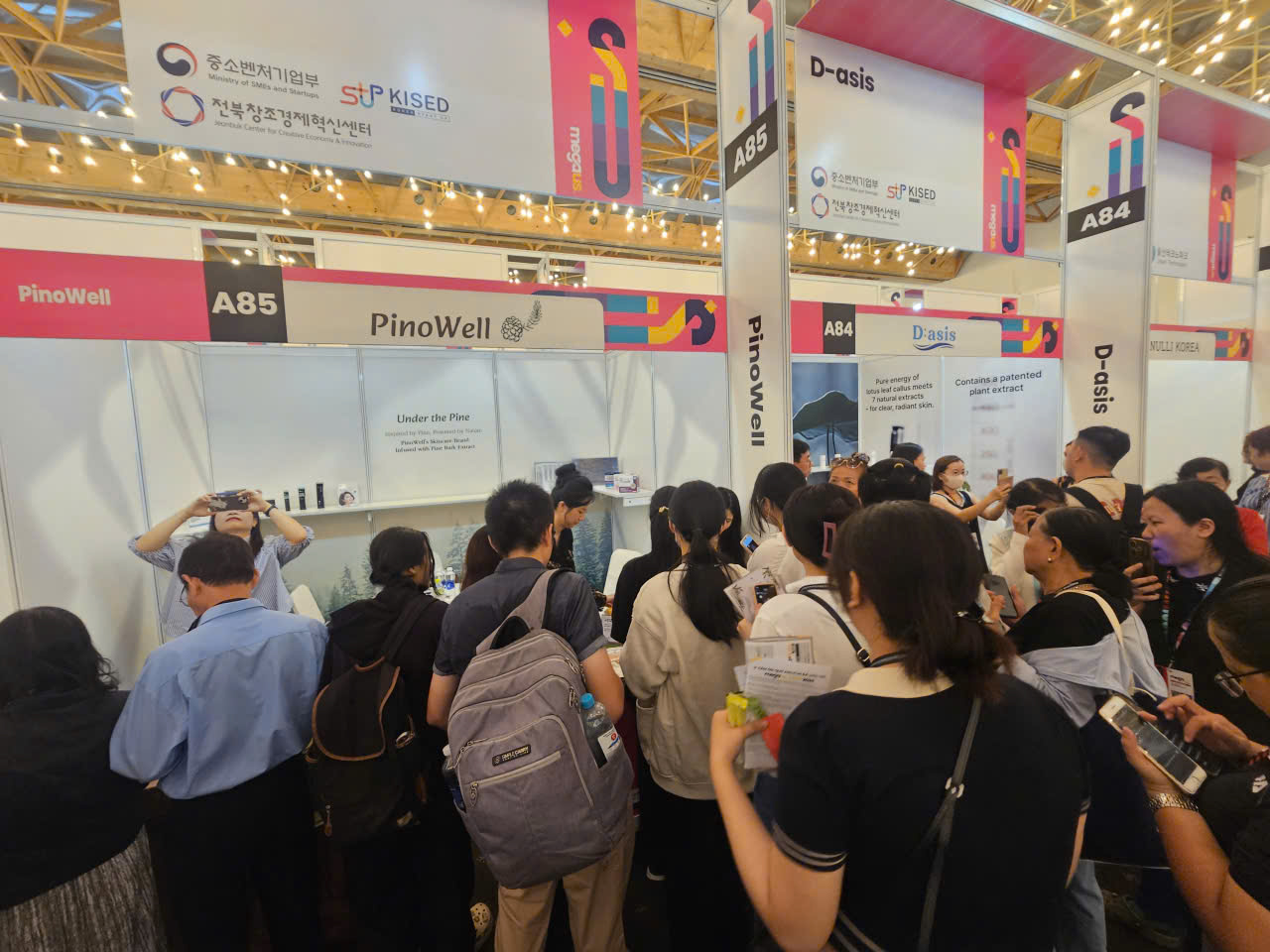 Người dân TP HCM săn mỹ phẩm Hàn Quốc giảm giá sập sàn tại Mega US Expo 2025 - Ảnh 2.