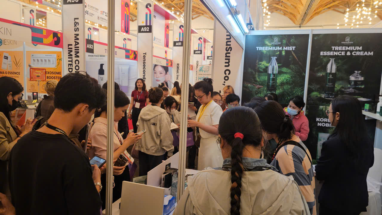 Người dân TP HCM săn mỹ phẩm Hàn Quốc giảm giá sập sàn tại Mega US Expo 2025 - Ảnh 7.