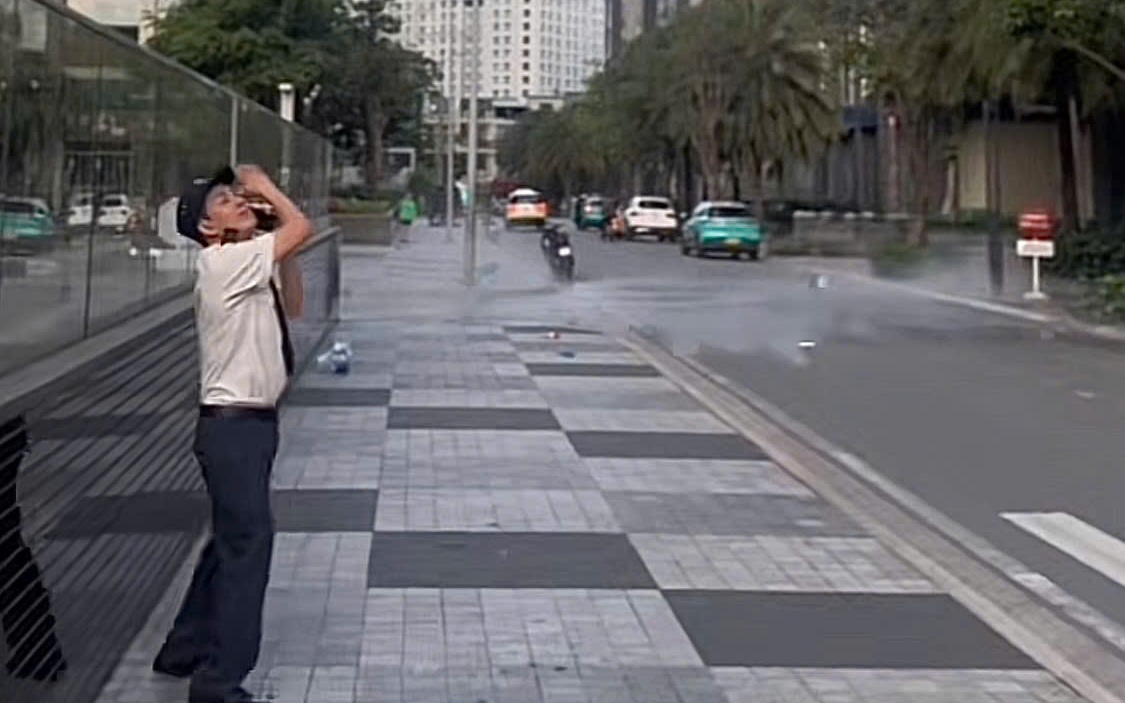 Vì sao một thanh niên ném 3 bình nước loại 21 lít từ tầng 26 xuống đất?
