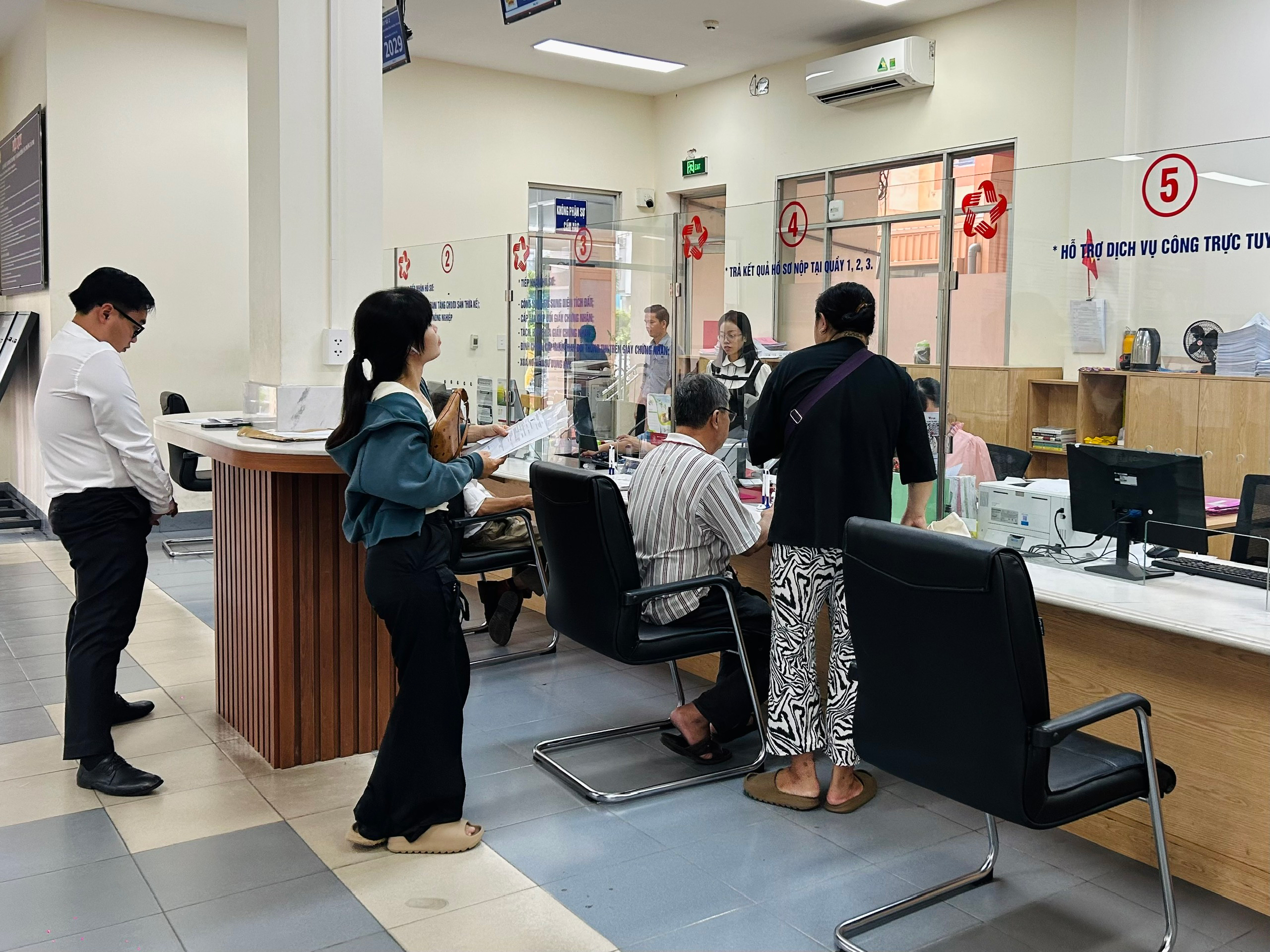 Những quầy h&agrave;nh ch&iacute;nh c&ograve;n s&aacute;ng đ&egrave;n - Ảnh 1.