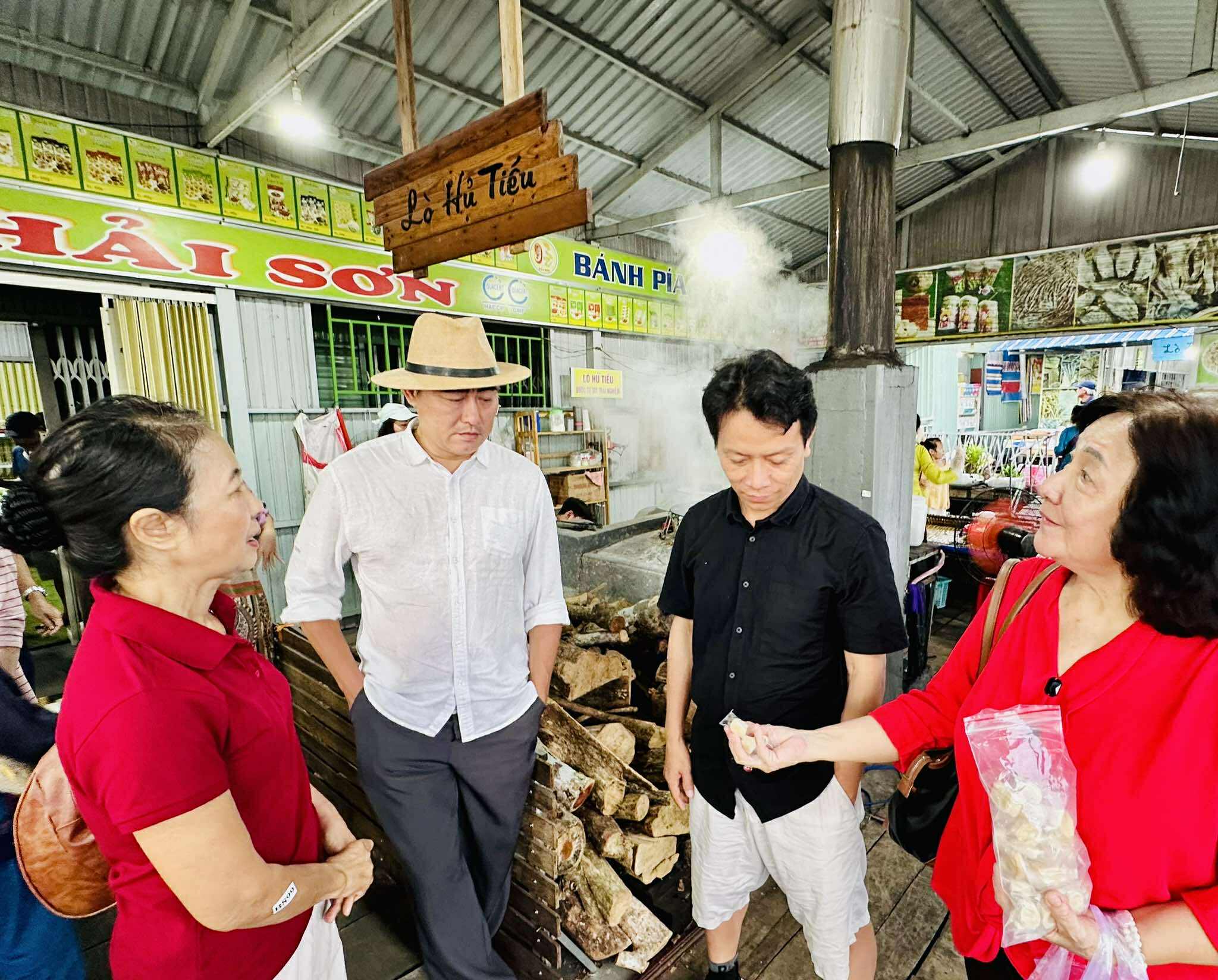 T&aacute;c giả "Vụ &aacute;n M&atilde; Ngưu" c&oacute; th&ecirc;m chất liệu s&aacute;ng t&aacute;c sau chuyến đi thực tế với nghệ sĩ TP HCM - Ảnh 6.