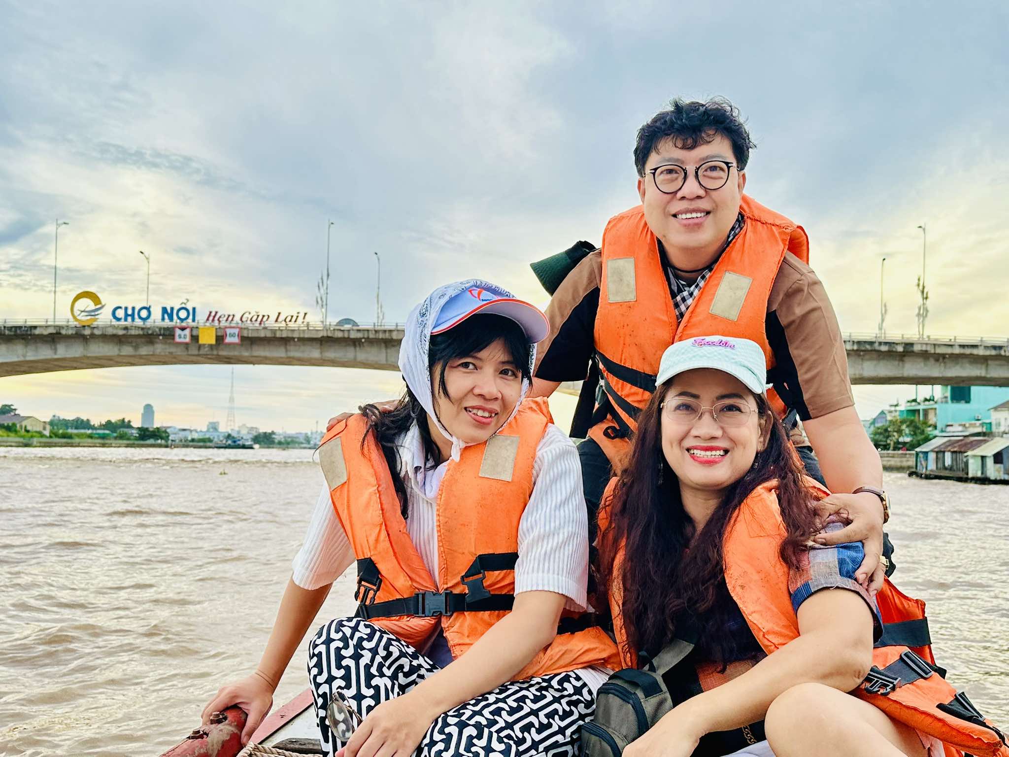 T&aacute;c giả "Vụ &aacute;n M&atilde; Ngưu" c&oacute; th&ecirc;m chất liệu s&aacute;ng t&aacute;c sau chuyến đi thực tế với nghệ sĩ TP HCM - Ảnh 4.