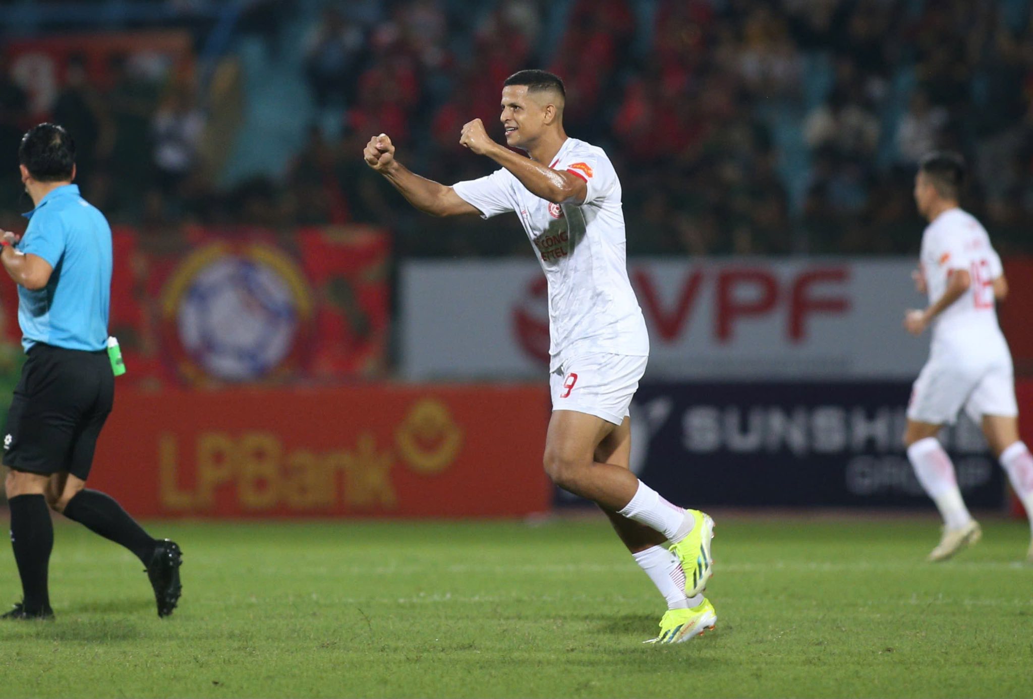 Tiền đạo Brazil g&acirc;y ấn tượng với b&agrave;n thắng đầu ti&ecirc;n tại V-League 2025-2026 - Ảnh 2.