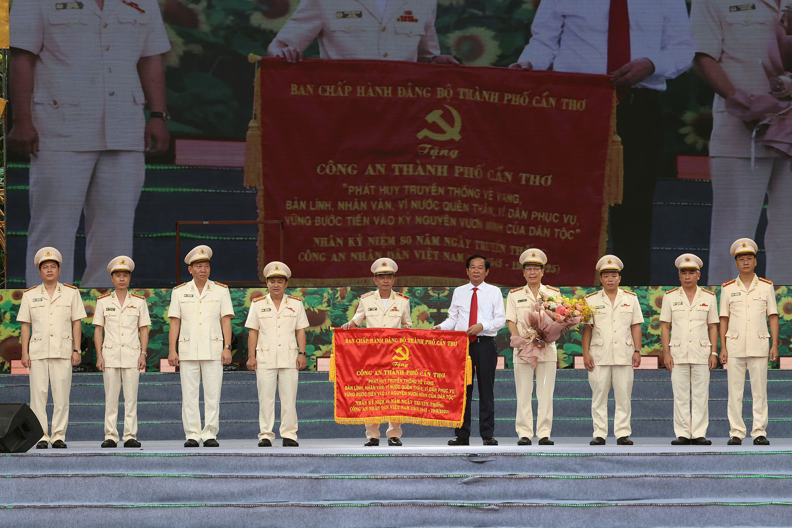 Gi&aacute;m đốc C&ocirc;ng an Cần Thơ n&oacute;i về việc thực hiện 6 nhiệm vụ trọng t&acirc;m - Ảnh 2.