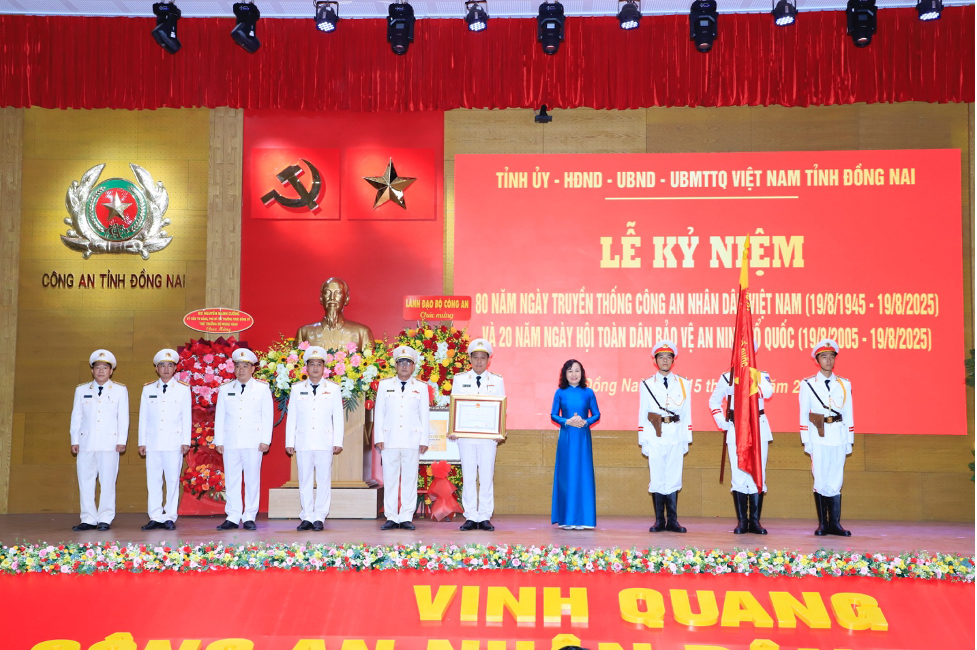 Đồng Nai kỷ niệm 80 năm Ng&agrave;y truyền thống C&ocirc;ng an nh&acirc;n d&acirc;n Việt Nam - Ảnh 4.