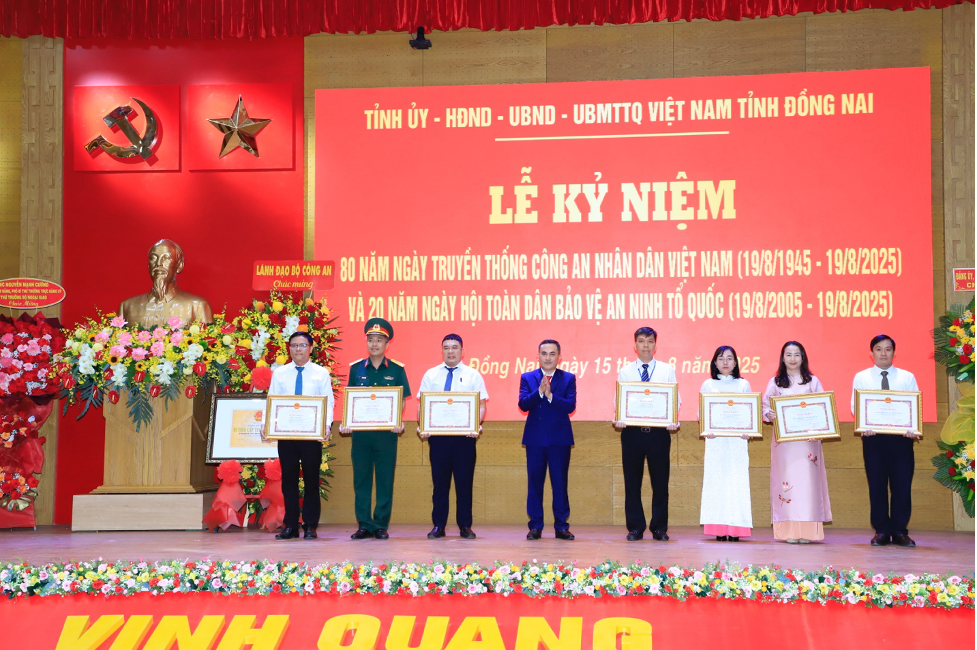 Đồng Nai kỷ niệm 80 năm Ng&agrave;y truyền thống C&ocirc;ng an nh&acirc;n d&acirc;n Việt Nam - Ảnh 6.