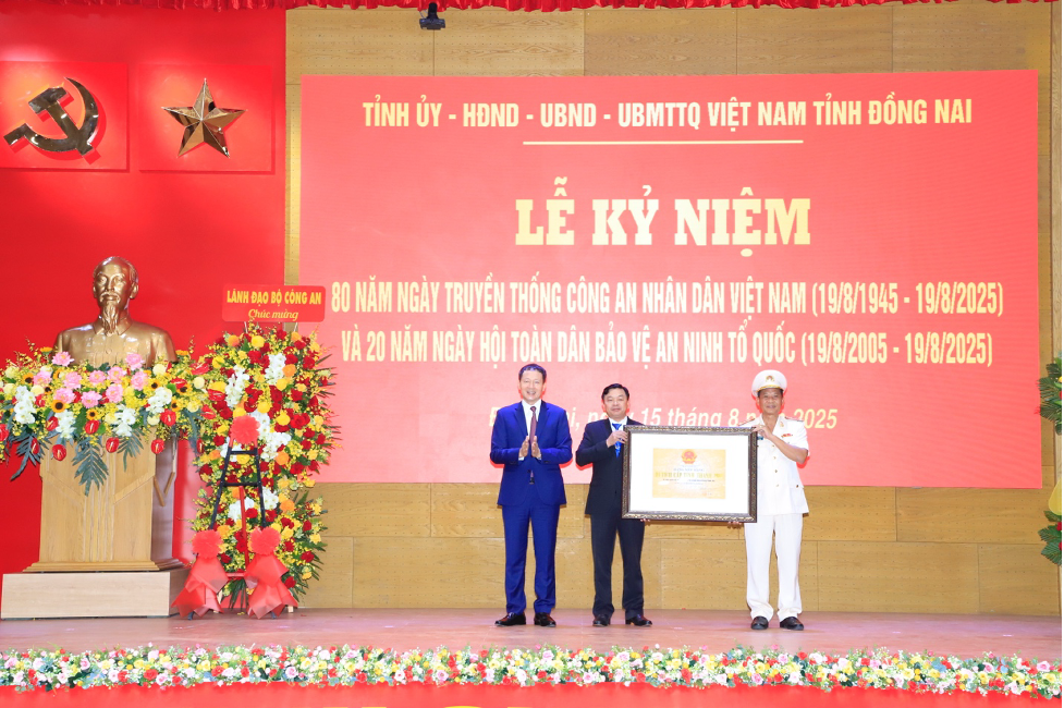 Đồng Nai kỷ niệm 80 năm Ng&agrave;y truyền thống C&ocirc;ng an nh&acirc;n d&acirc;n Việt Nam - Ảnh 1.