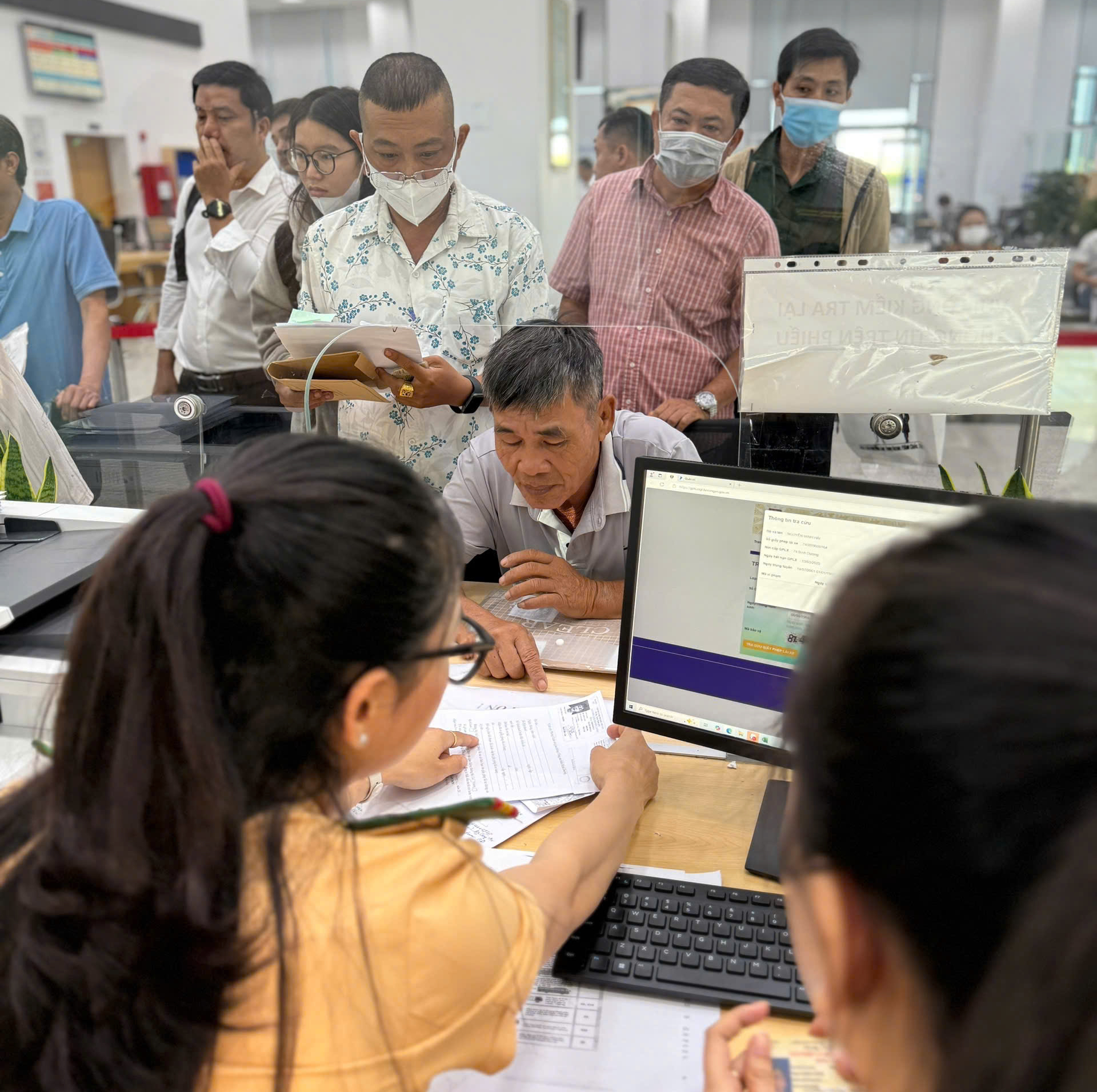 C&ocirc;ng khai số hotline 2 l&atilde;nh đạo Ph&ograve;ng Cảnh s&aacute;t giao th&ocirc;ng khu vực 1- TP HCM- Ảnh 1.