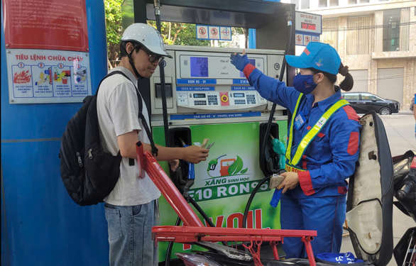 Kh&aacute;ch h&agrave;ng bớt e d&egrave; với xăng E10- Ảnh 1.