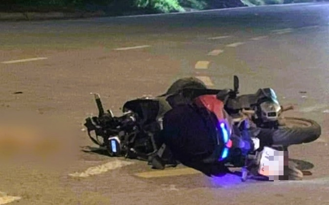 Xe máy "kẹp 3" va chạm ô tô, 2 nữ sinh 16 tuổi thương vong
