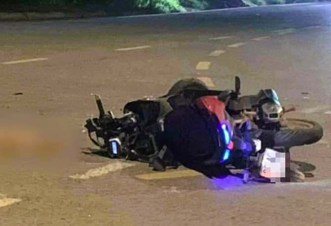Xe m&aacute;y "kẹp 3" va chạm &ocirc; t&ocirc;, 2 nữ sinh 16 tuổi thương vong- Ảnh 1.