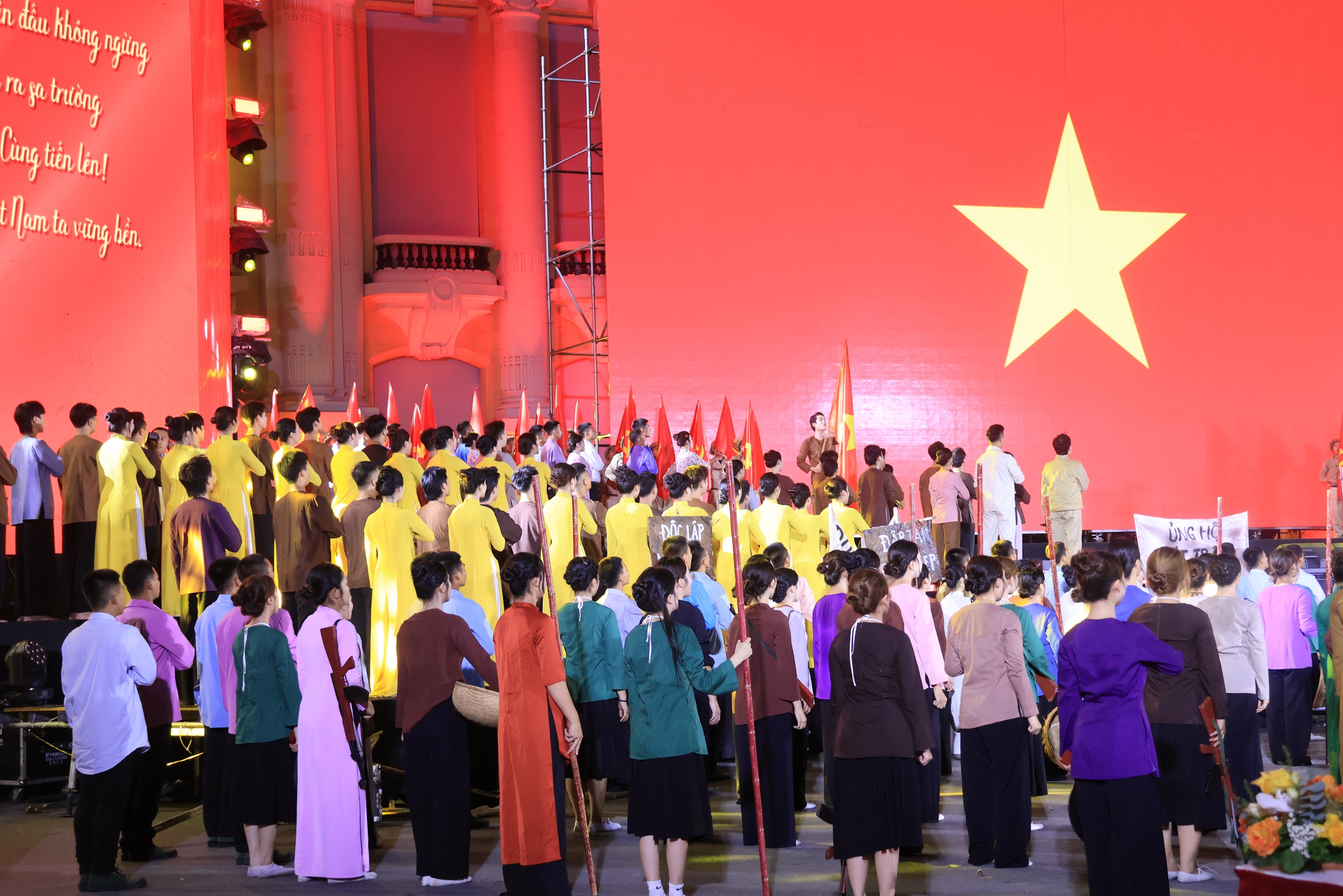 Thủ tướng Phạm Minh Chính dự chương trình nghệ thuật đặc biệt "Hà Nội - Từ mùa thu lịch sử năm 1945"- Ảnh 6.