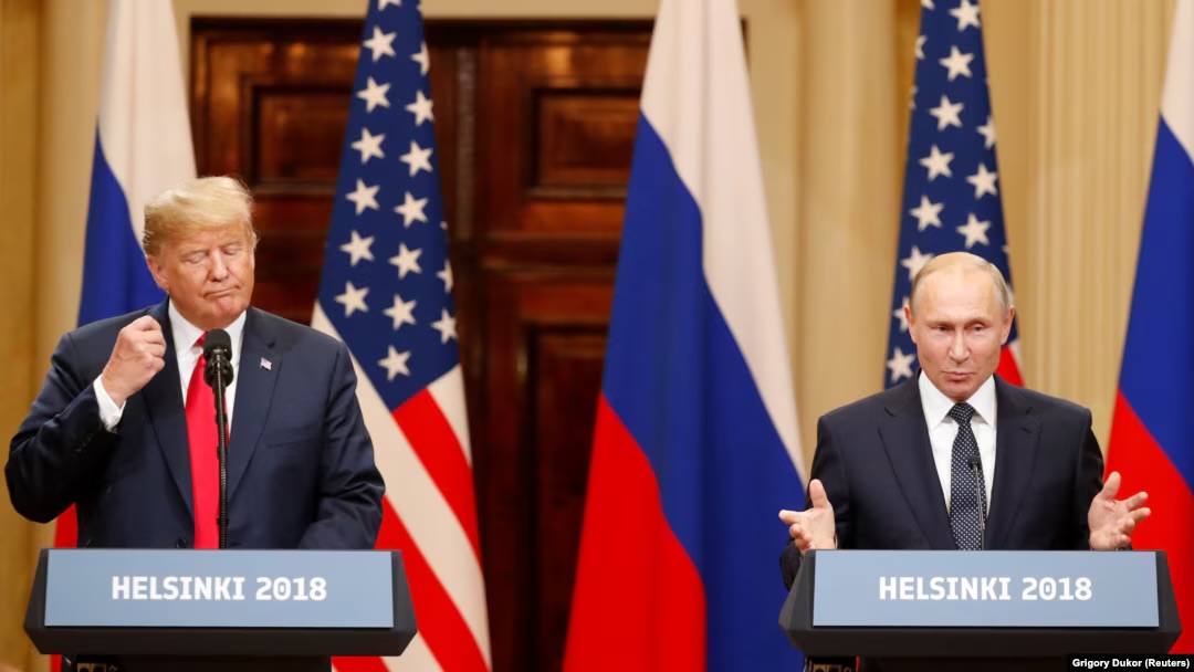 Tổng thống Donald Trump (tr&aacute;i) v&agrave; Tổng thống Putin tại Phần Lan năm 2018. Ảnh: RFERL