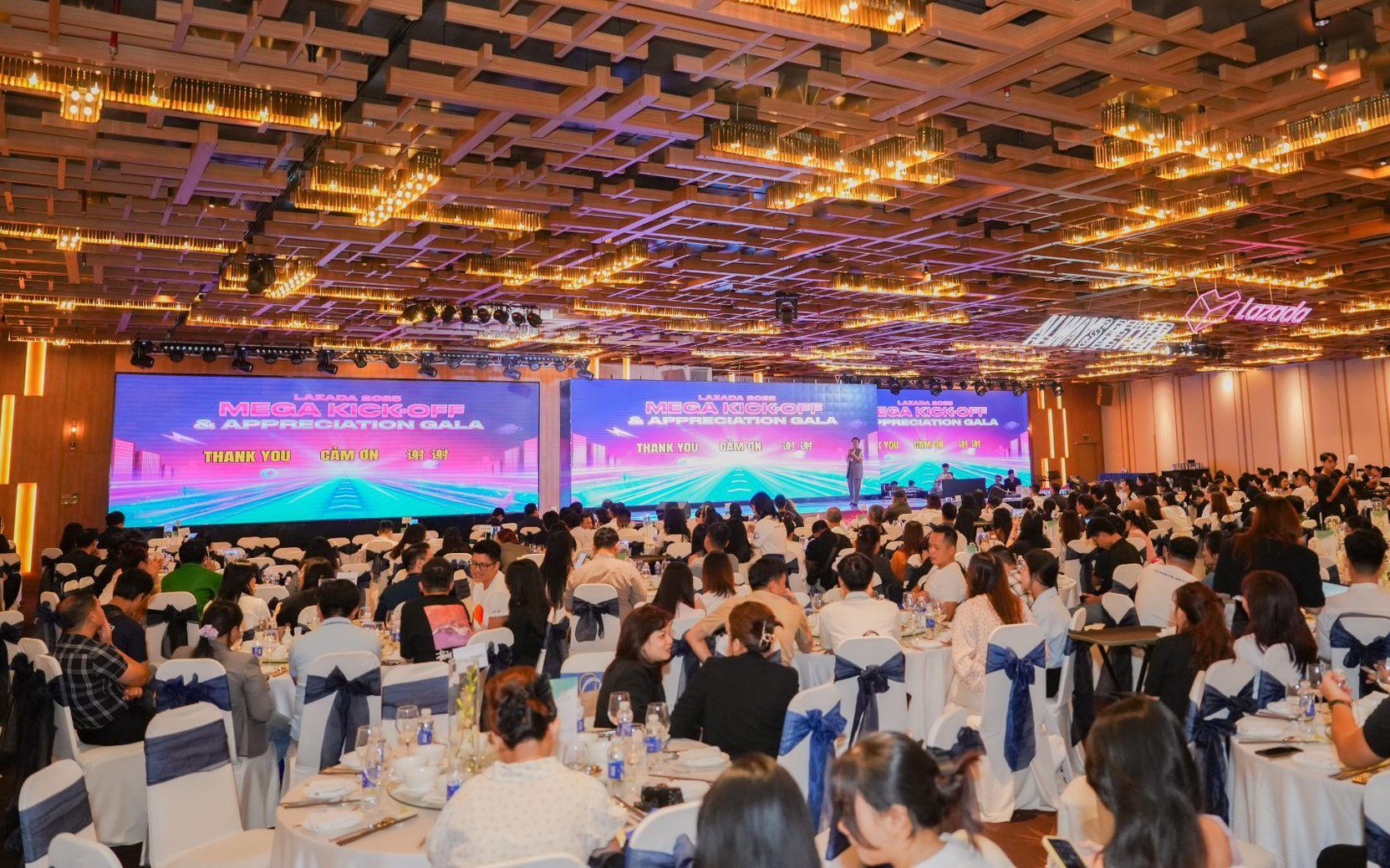Lazada thổi bùng sức nóng mùa Mega Sale cuối năm với sự kiện kick-off hoàng tráng