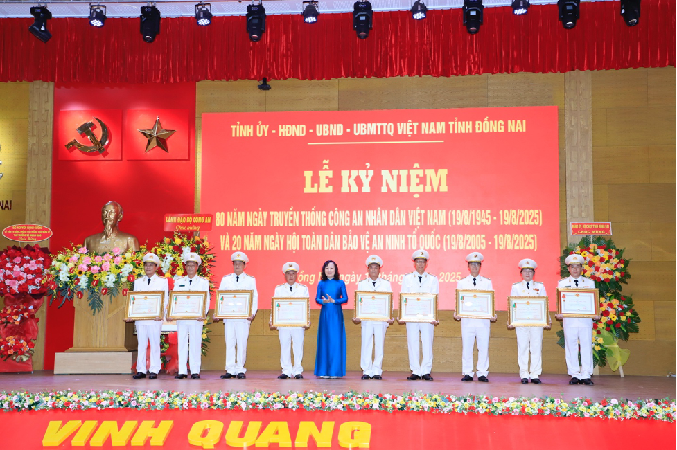 Đồng Nai kỷ niệm 80 năm Ng&agrave;y truyền thống C&ocirc;ng an nh&acirc;n d&acirc;n Việt Nam - Ảnh 5.