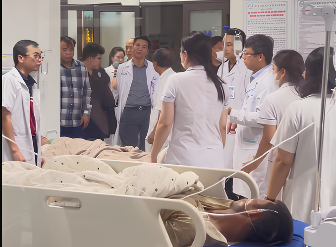 Thi c&ocirc;ng c&ocirc;ng trường chạm thanh sắt v&agrave;o d&acirc;y điện, 2 c&ocirc;ng nh&acirc;n nguy kịch- Ảnh 1.