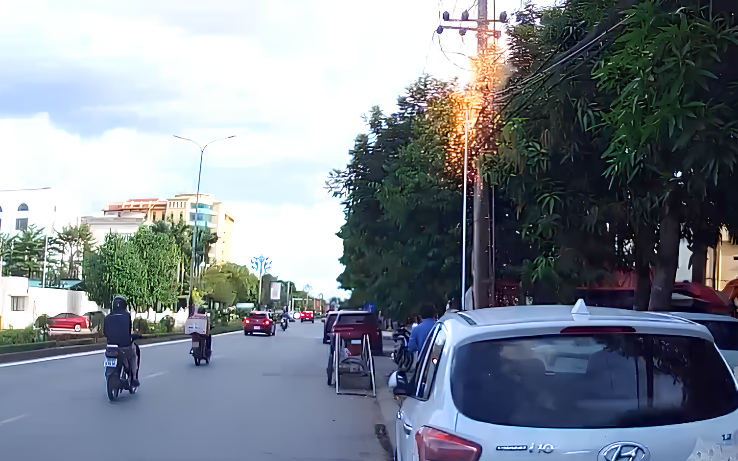 Thi công công trường chạm thanh sắt vào dây điện, 2 công nhân nguy kịch