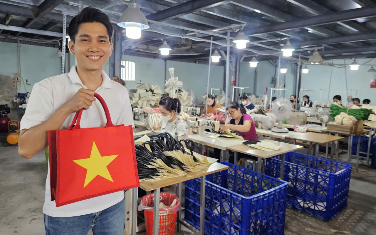 Sản phẩm in hình cờ đỏ sao vàng "cháy hàng", nhà sản xuất không kịp cung ứng