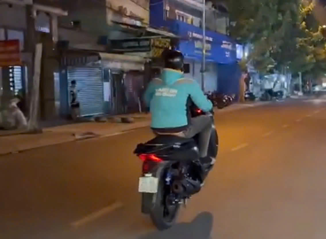 CSGT TP HCM đưa ra thông điệp nóng sau hàng loạt thanh niên "làm xiếc" trên đường- Ảnh 3.