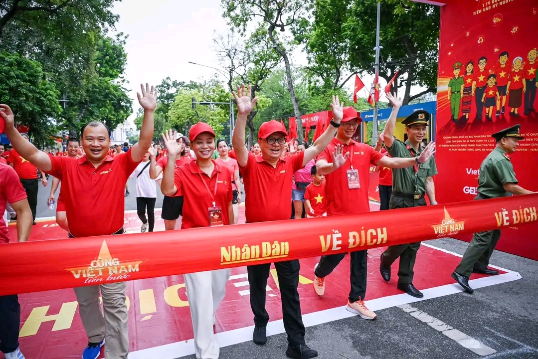 Hơn 1 triệu người c&ugrave;ng đi bộ v&igrave; một Việt Nam h&ugrave;ng cường- Ảnh 6.