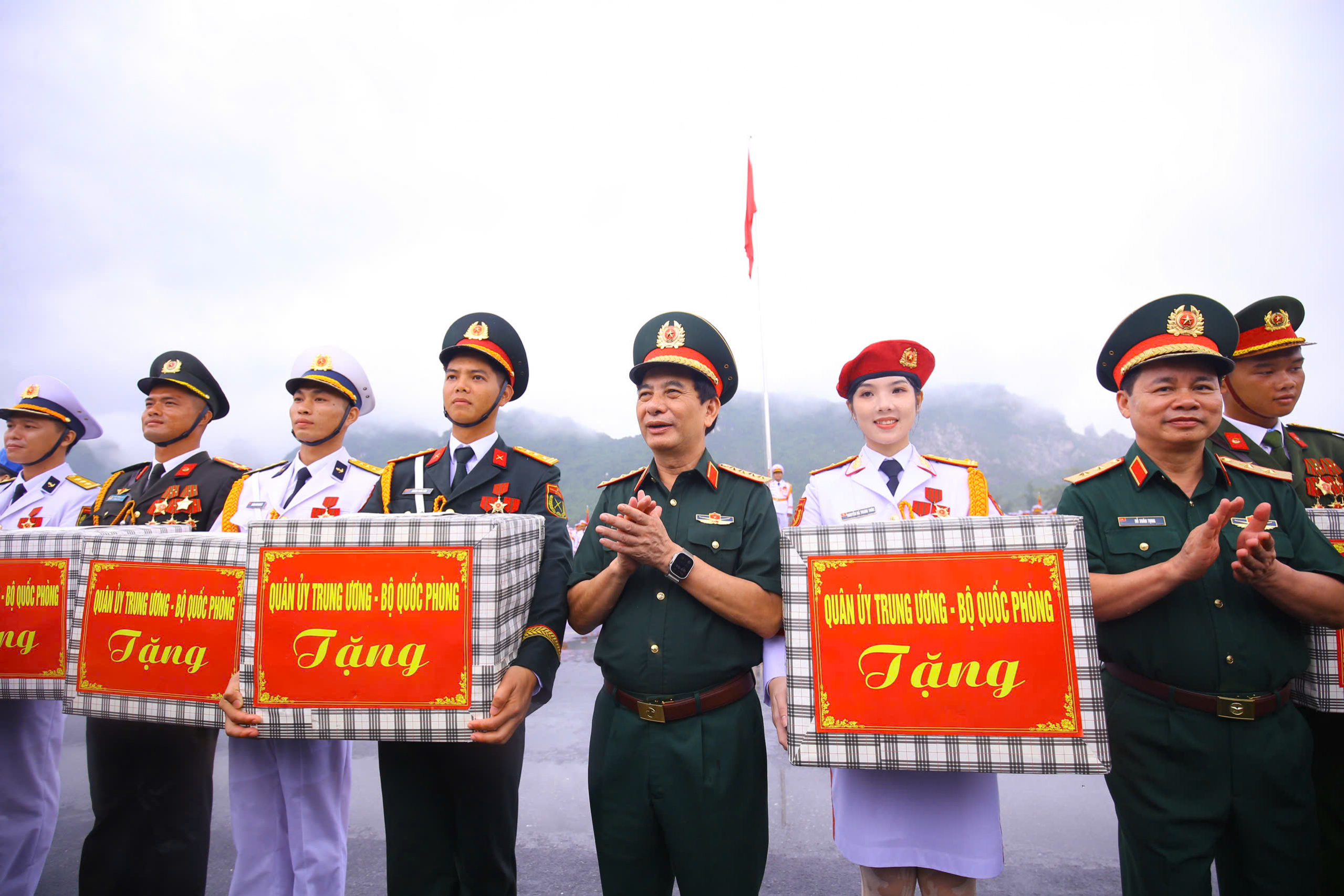 Đại tướng Phan Văn Giang động viên lực lượng diễu binh, diễu hành trong cơn mưa tầm tã- Ảnh 2.