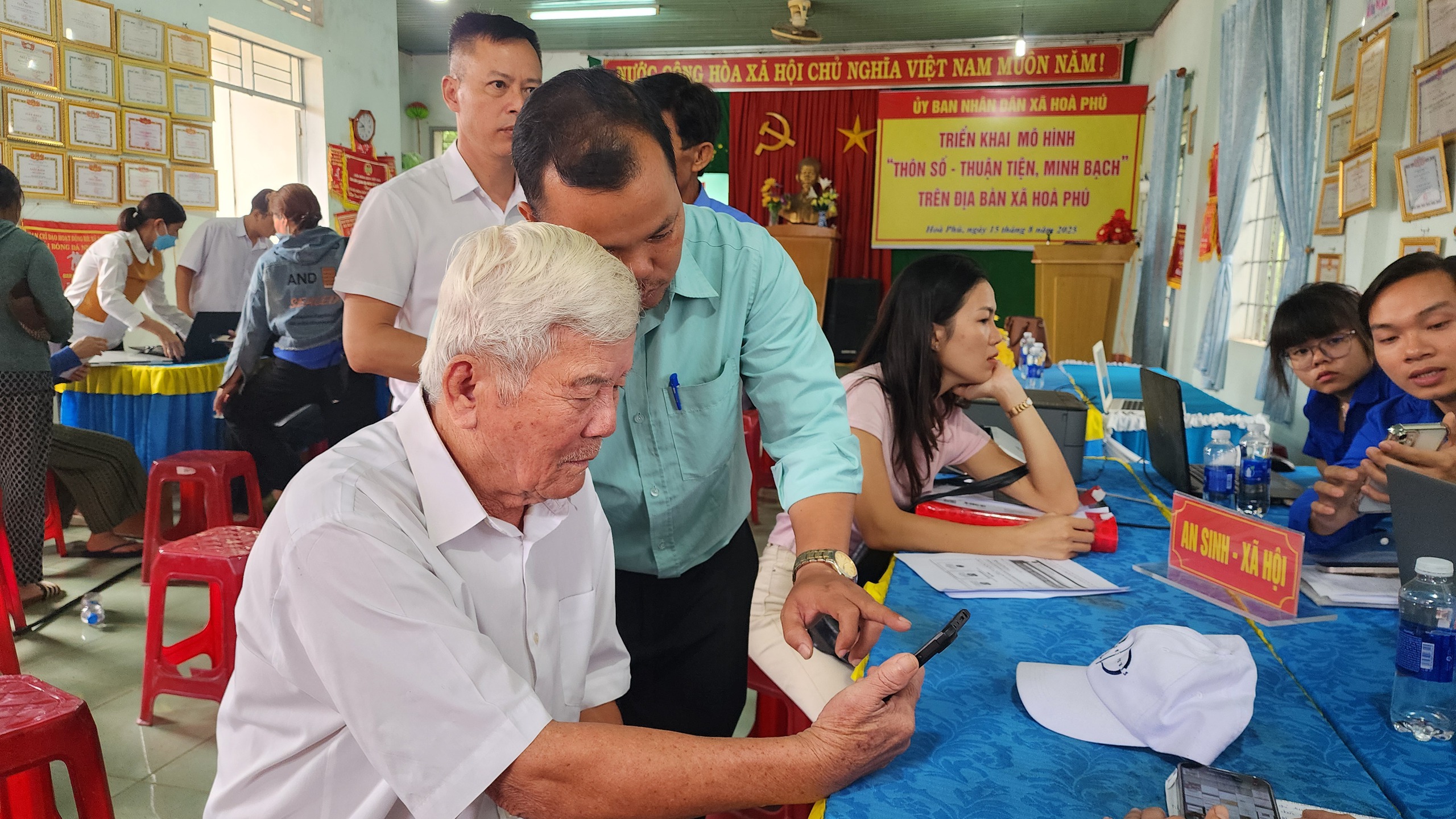 Cấp tập đưa "B&igrave;nh d&acirc;n học vụ số" đến với từng người d&acirc;n Đắk Lắk- Ảnh 3.