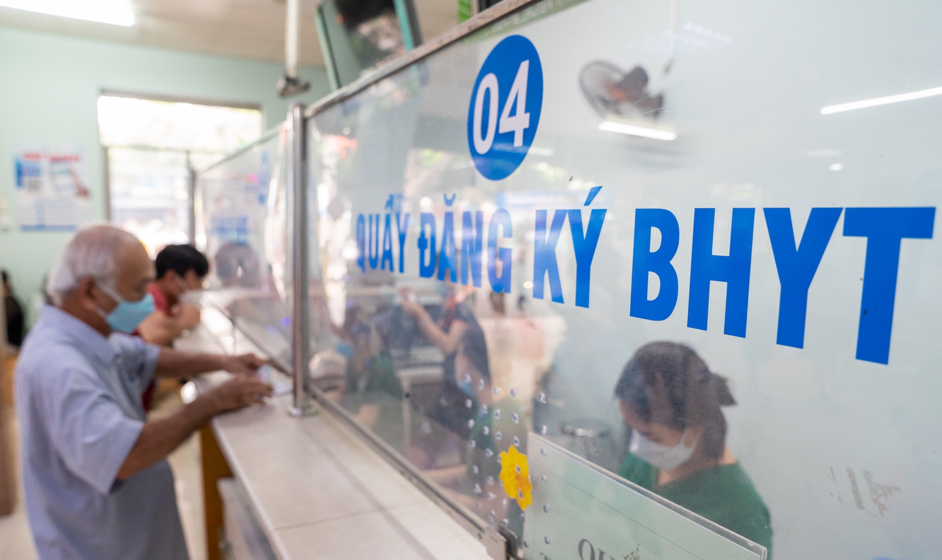 Nhiều thay đổi trong thủ tục kh&aacute;m, chữa bệnh BHYT- Ảnh 1.