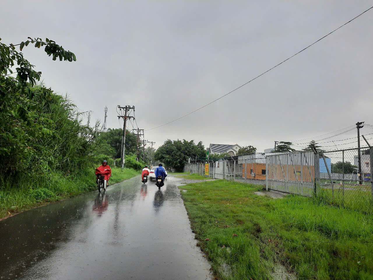 TP HCM: Trời tối sầm k&egrave;m mưa lớn, gi&oacute; mạnh - Ảnh 2.