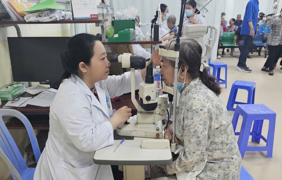 Bệnh viện Đa khoa khu vực H&oacute;c M&ocirc;n bắt đầu tiếp nhận đăng k&yacute; mổ mắt miễn ph&iacute; cho người cao tuổi - Ảnh 1.