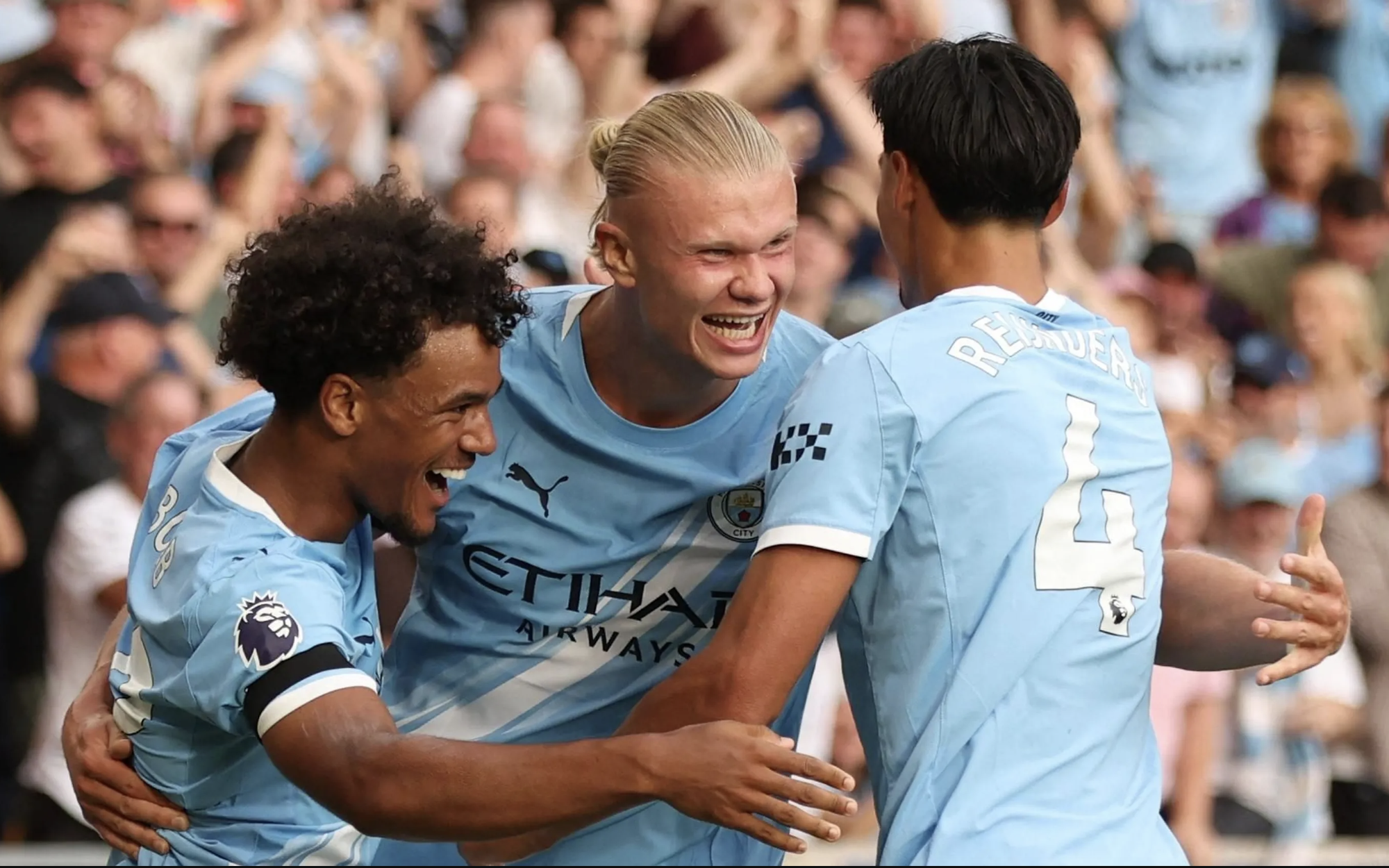 Man City đại thắng 4-0 tại "hang sói", độc chiếm đỉnh bảng Ngoại hạng 