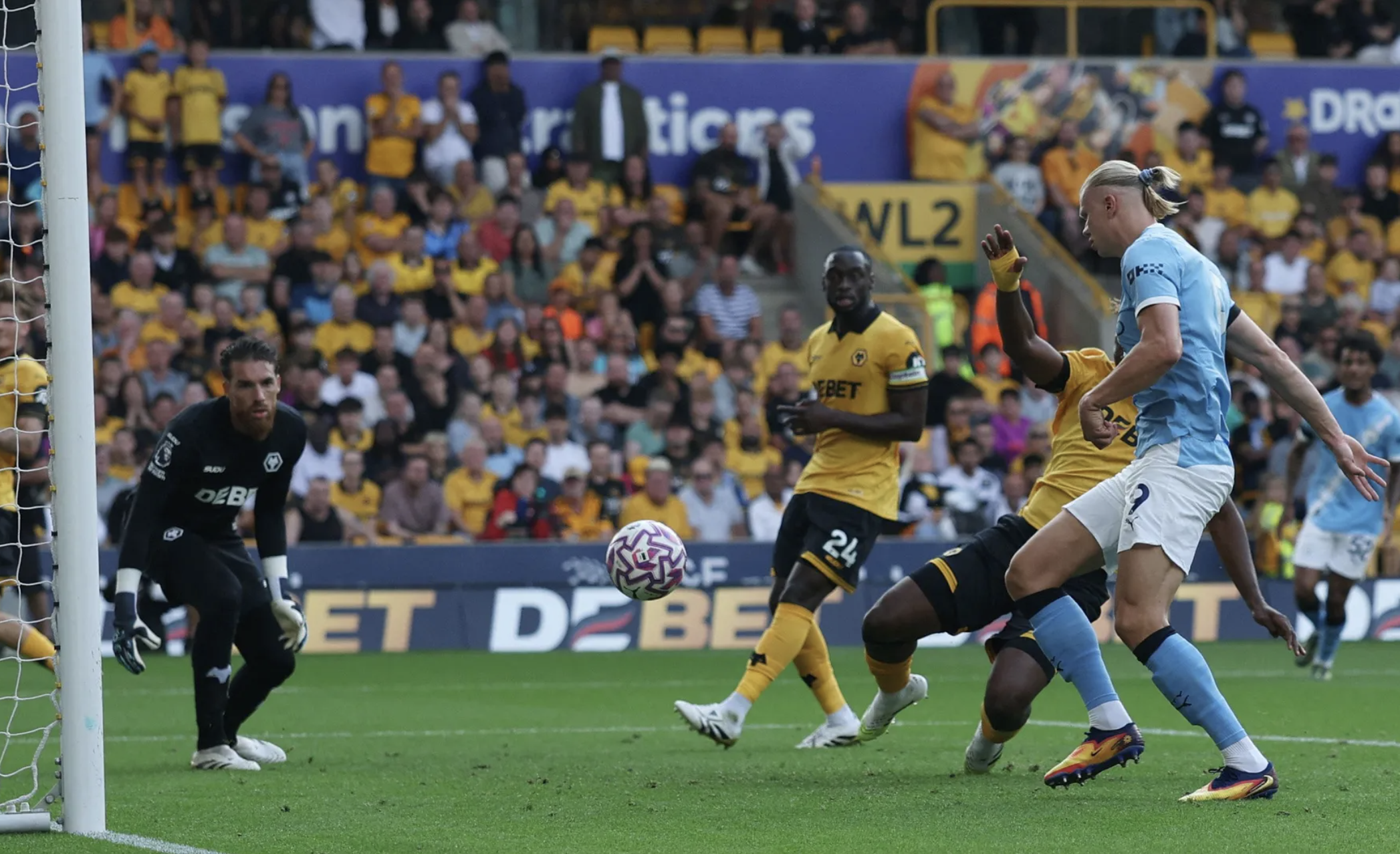 Man City đại thắng 4-0 tại "hang s&oacute;i", độc chiếm đỉnh bảng Ngoại hạng - Ảnh 2.