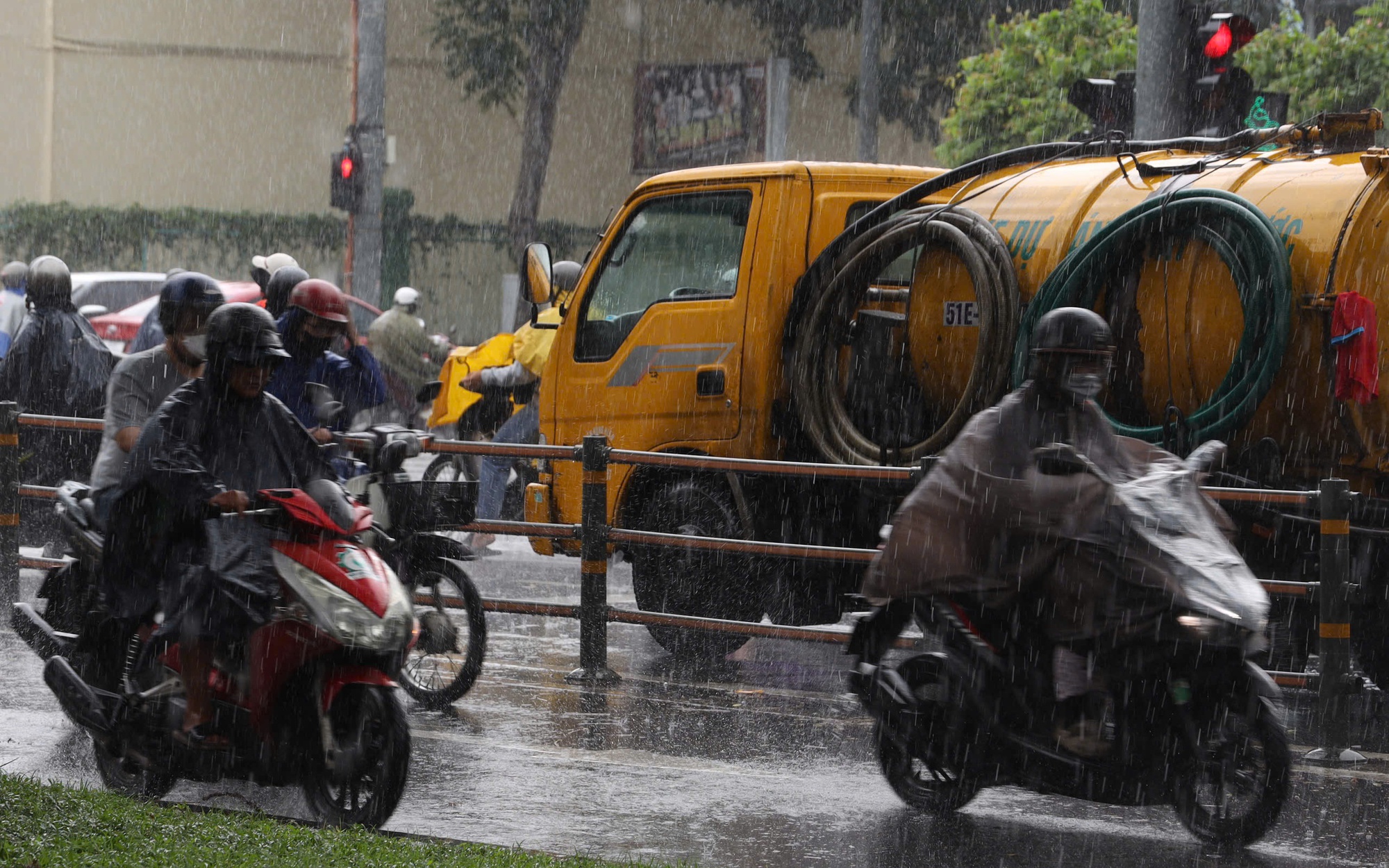TP HCM: Trời tối sầm kèm mưa lớn, gió mạnh 