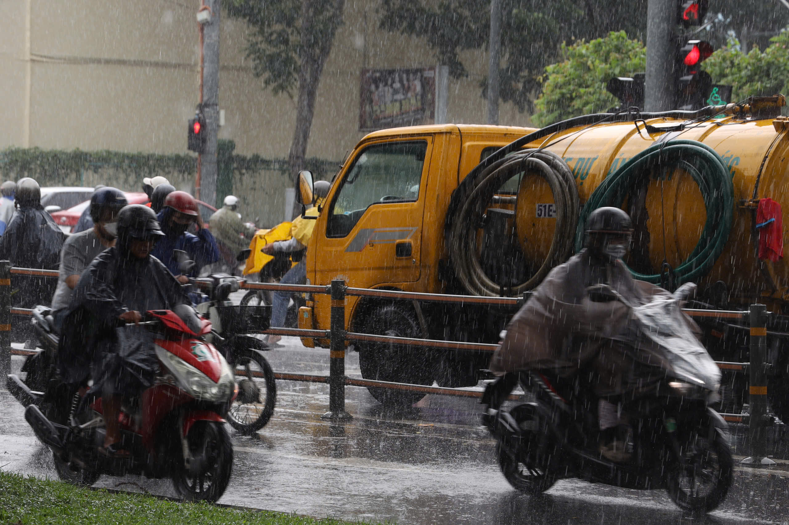 TP HCM: Trời tối sầm k&egrave;m mưa lớn, gi&oacute; mạnh - Ảnh 1.