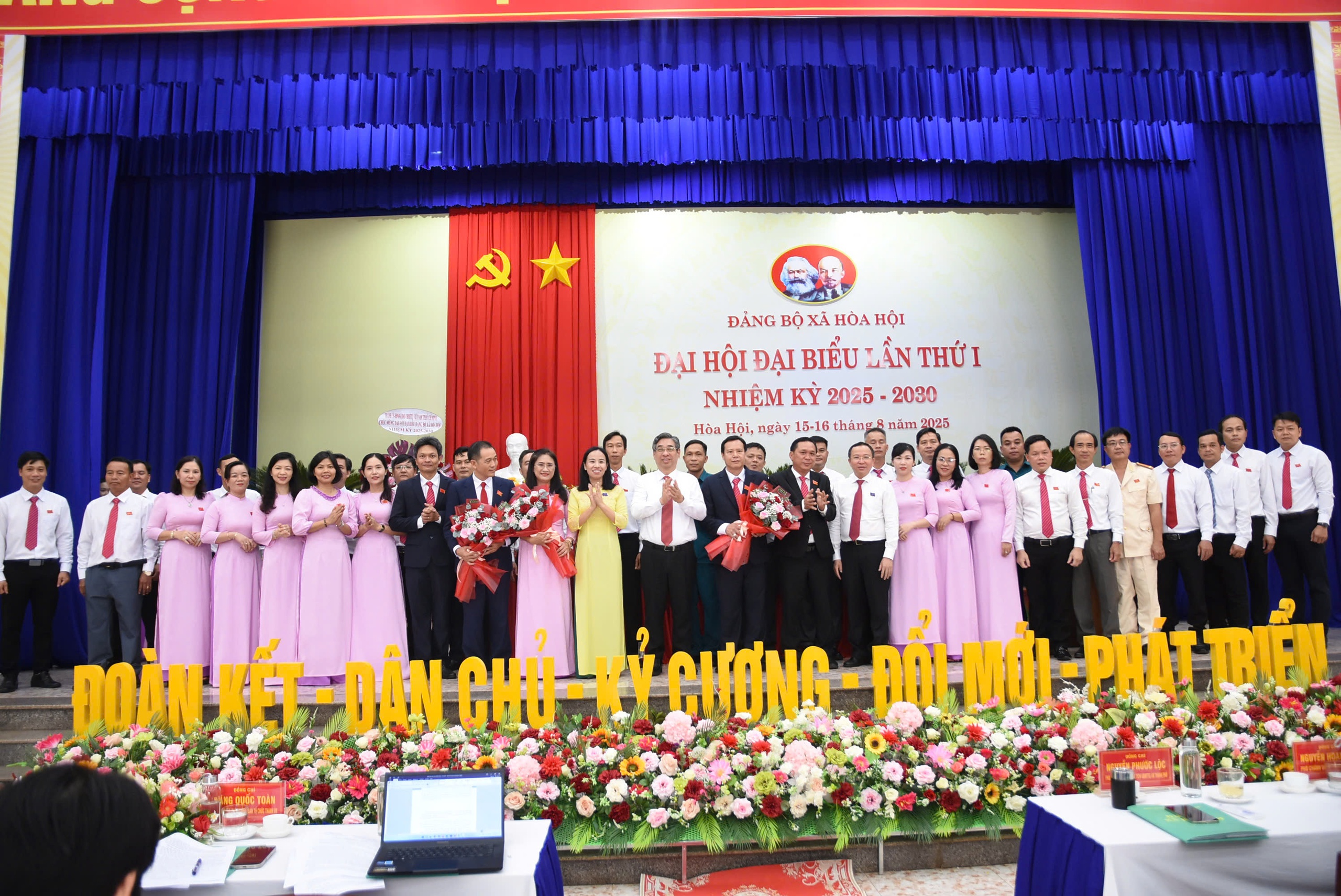 Ra mắt Ban Chấp hành Đảng bộ, Ban Thường vụ Đảng ủy xã Hòa Hội, TP HCM - Ảnh 3.