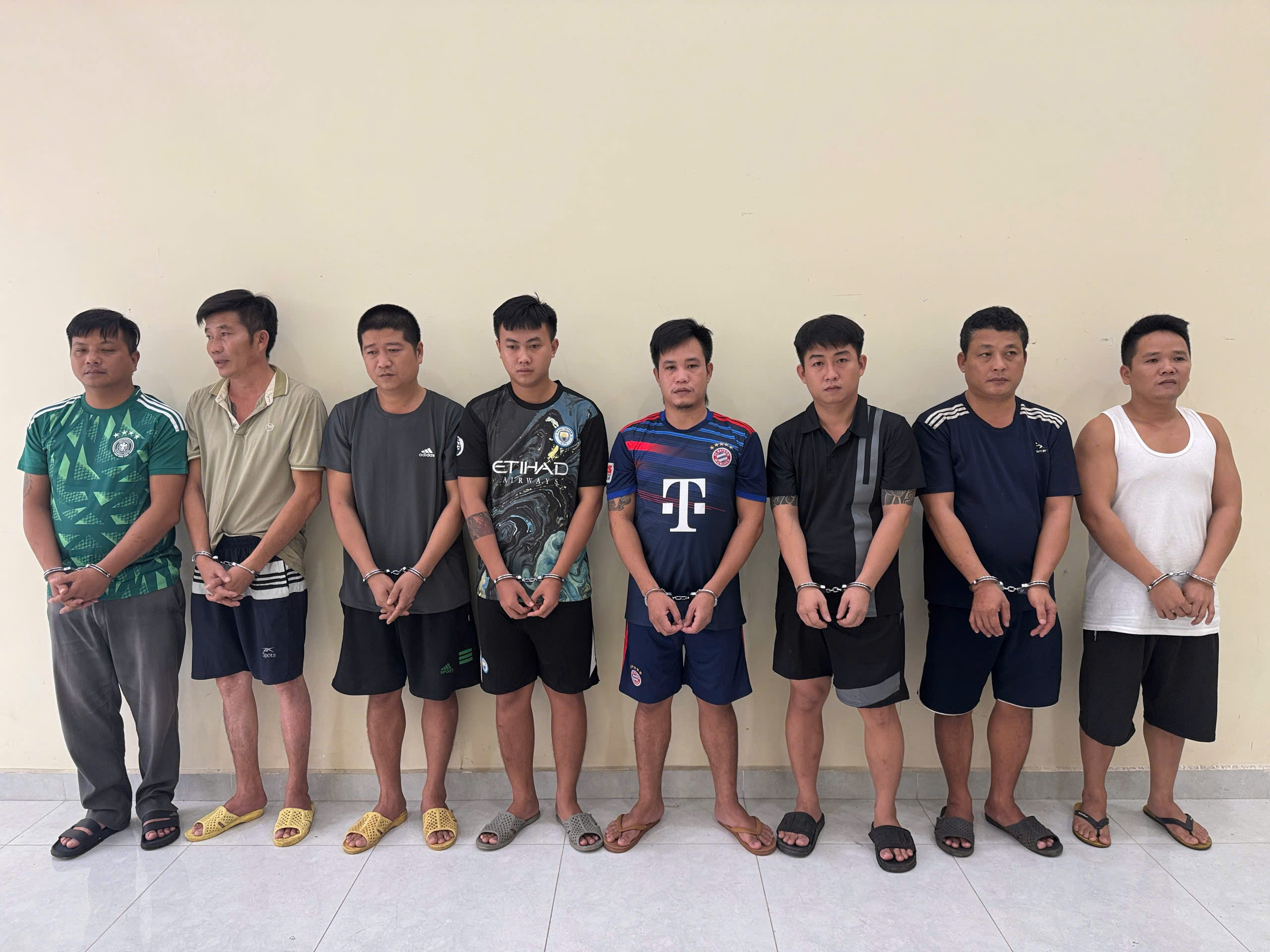 C&ocirc;ng an TP HCM đột k&iacute;ch nhiều địa điểm, bắt khẩn cấp 8 người- Ảnh 1.