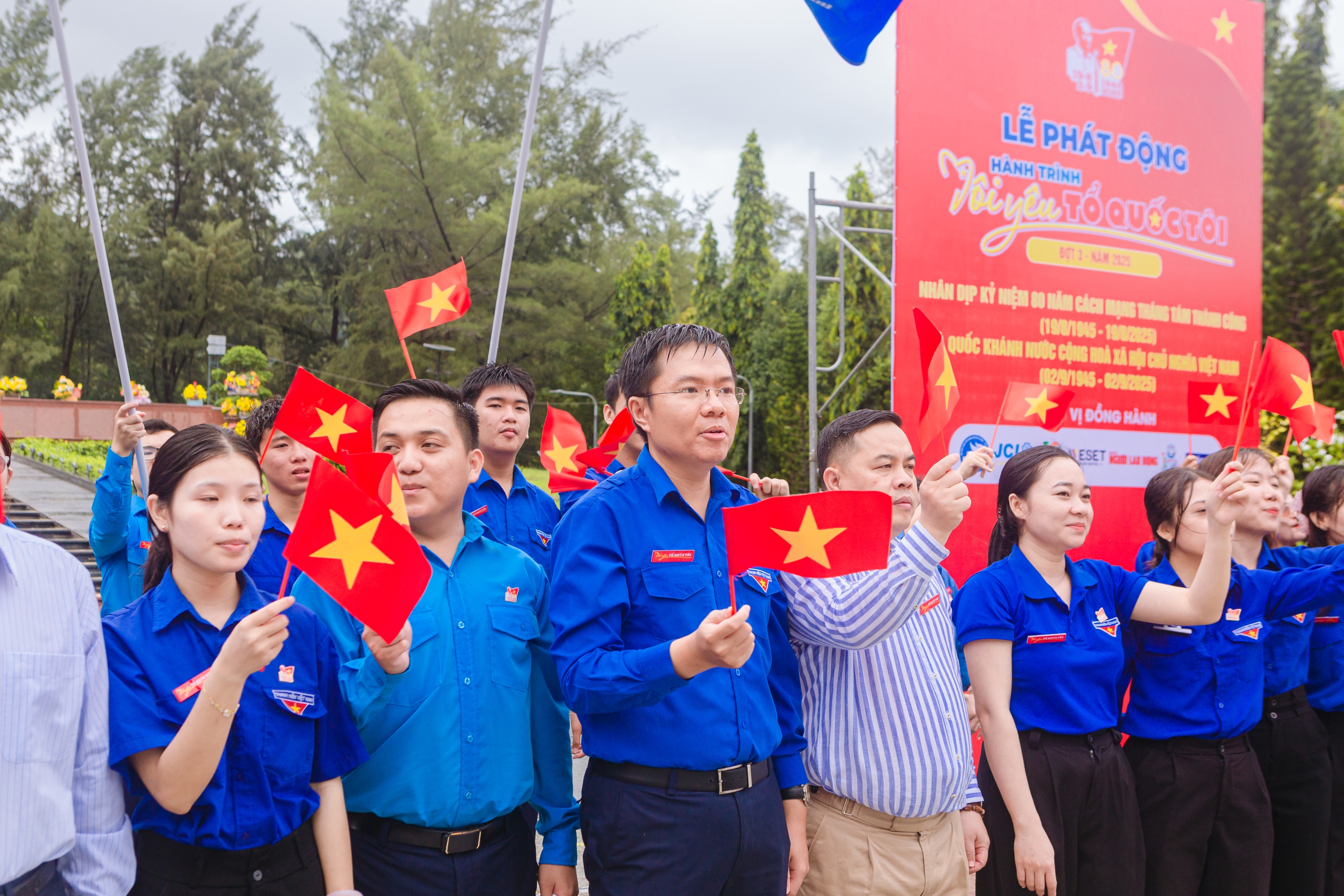 Hoa hậu Lương Thuỳ Linh, Đoàn Thiên Ân cùng tuổi trẻ TP HCM lan toả hành trình “Tôi yêu Tổ quốc tôi"- Ảnh 15.