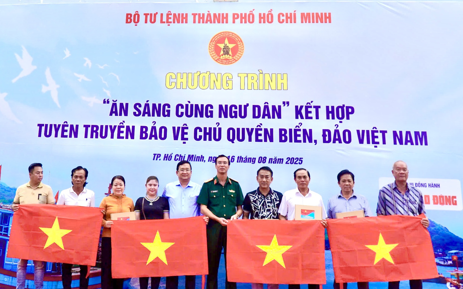 Ấm áp hình ảnh bộ đội ăn sáng cùng ngư dân tại xã Long Hải, TP HCM 