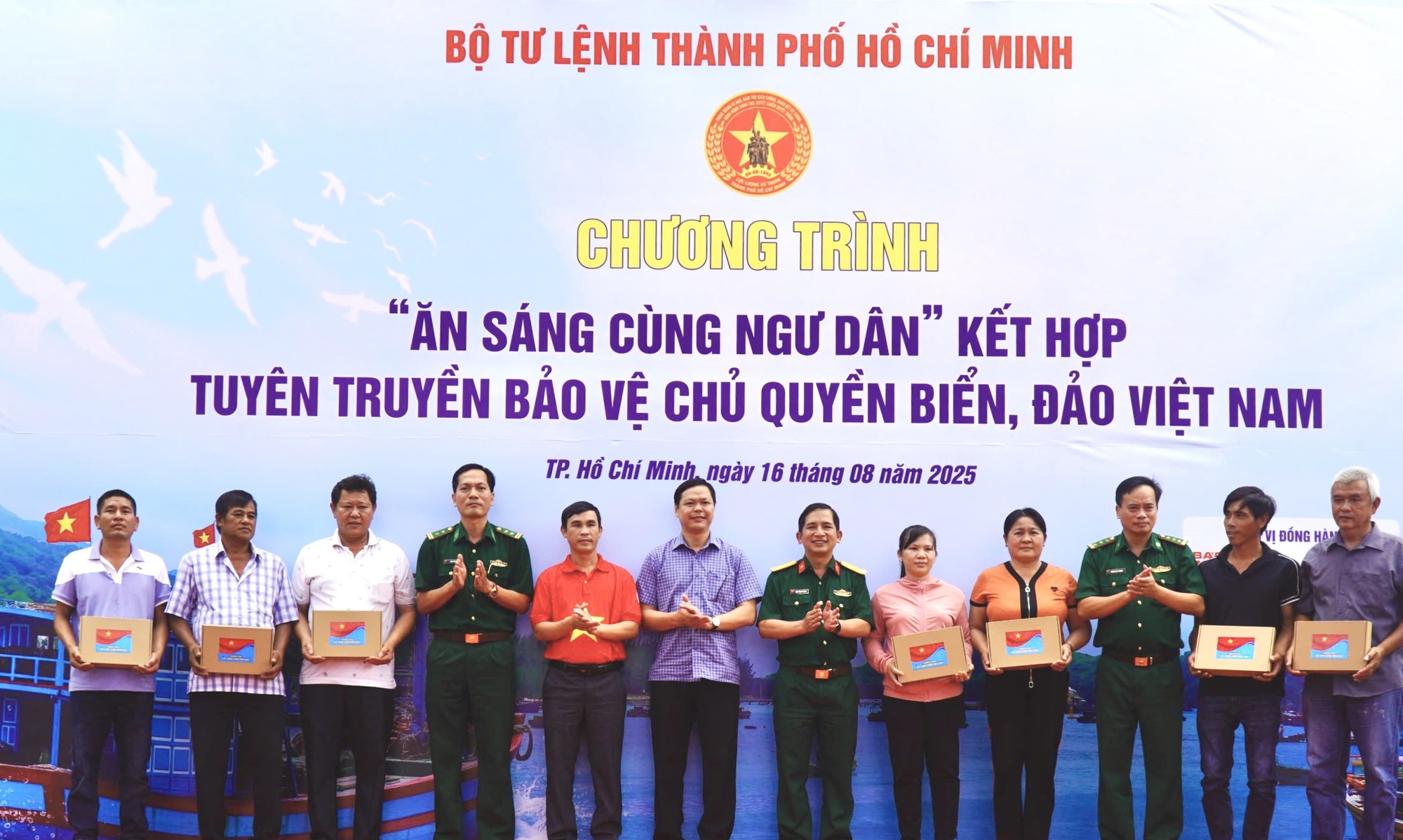 Ấm áp hình ảnh bộ đội ăn sáng cùng ngư dân tại xã Long Hải, TP HCM - Ảnh 5.