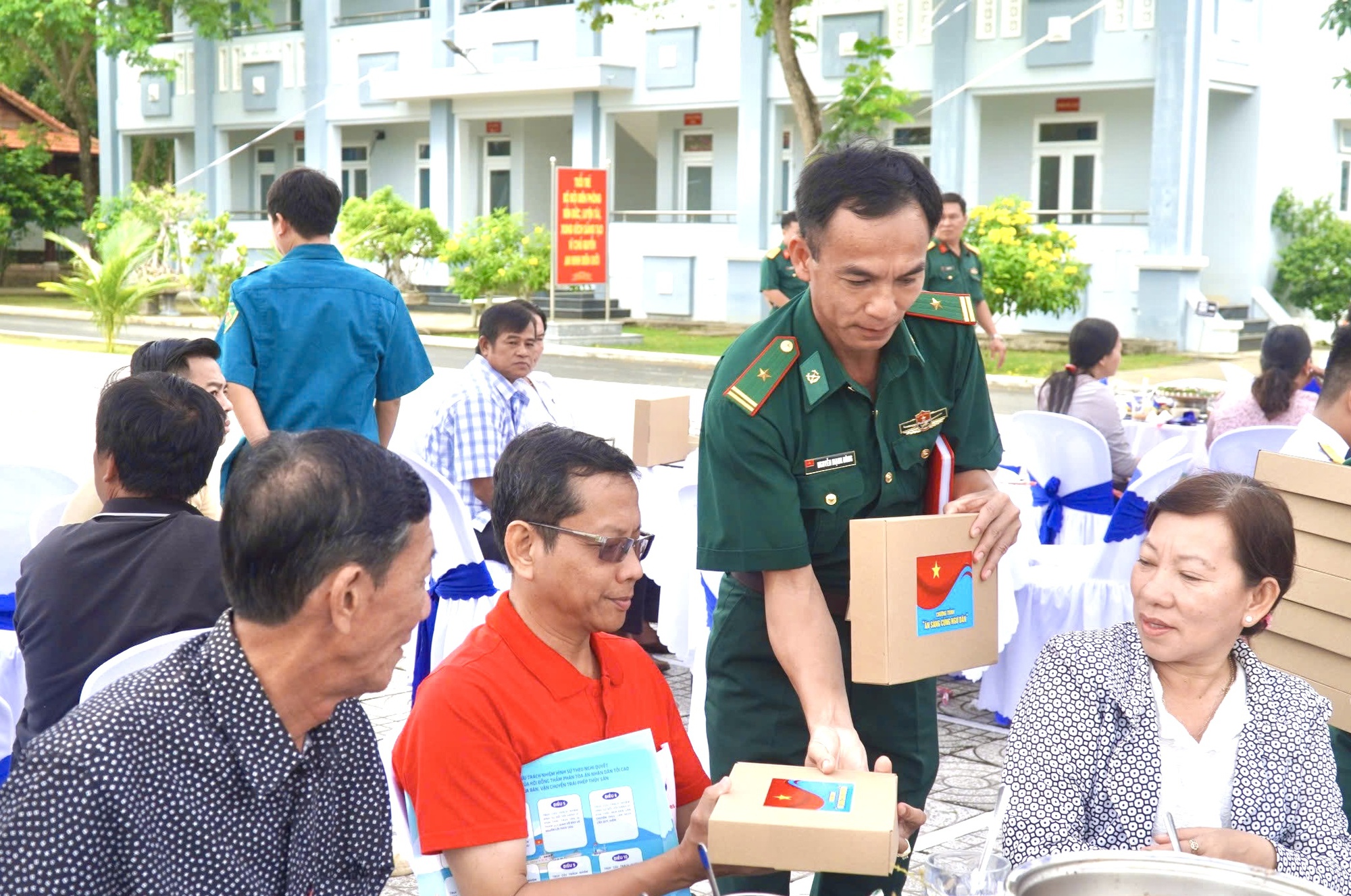 Ấm áp hình ảnh bộ đội ăn sáng cùng ngư dân tại xã Long Hải, TP HCM - Ảnh 12.