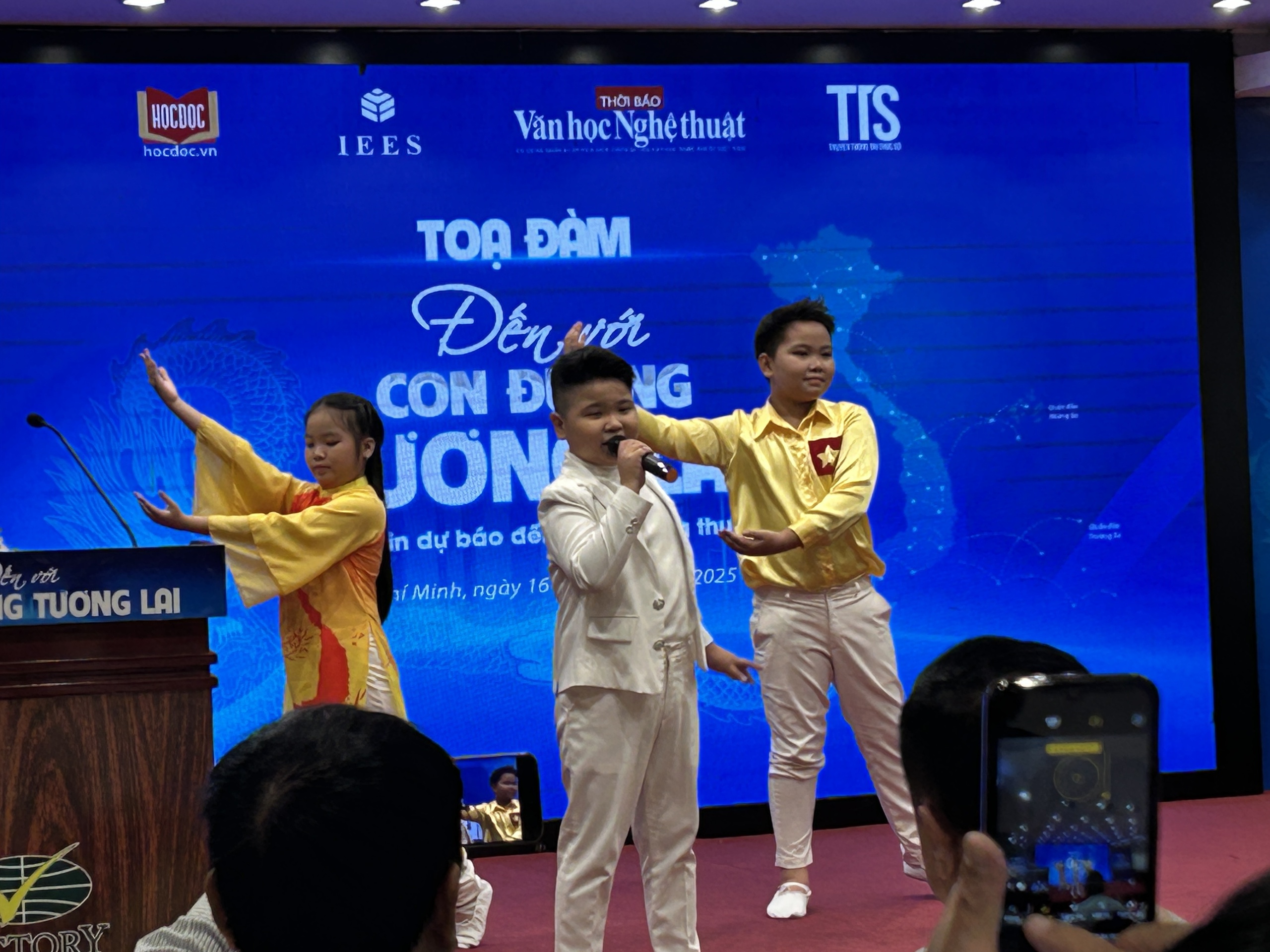 Từ tọa đ&agrave;m đến cuộc thi viết "Con đường tương lai"   - Ảnh 3.