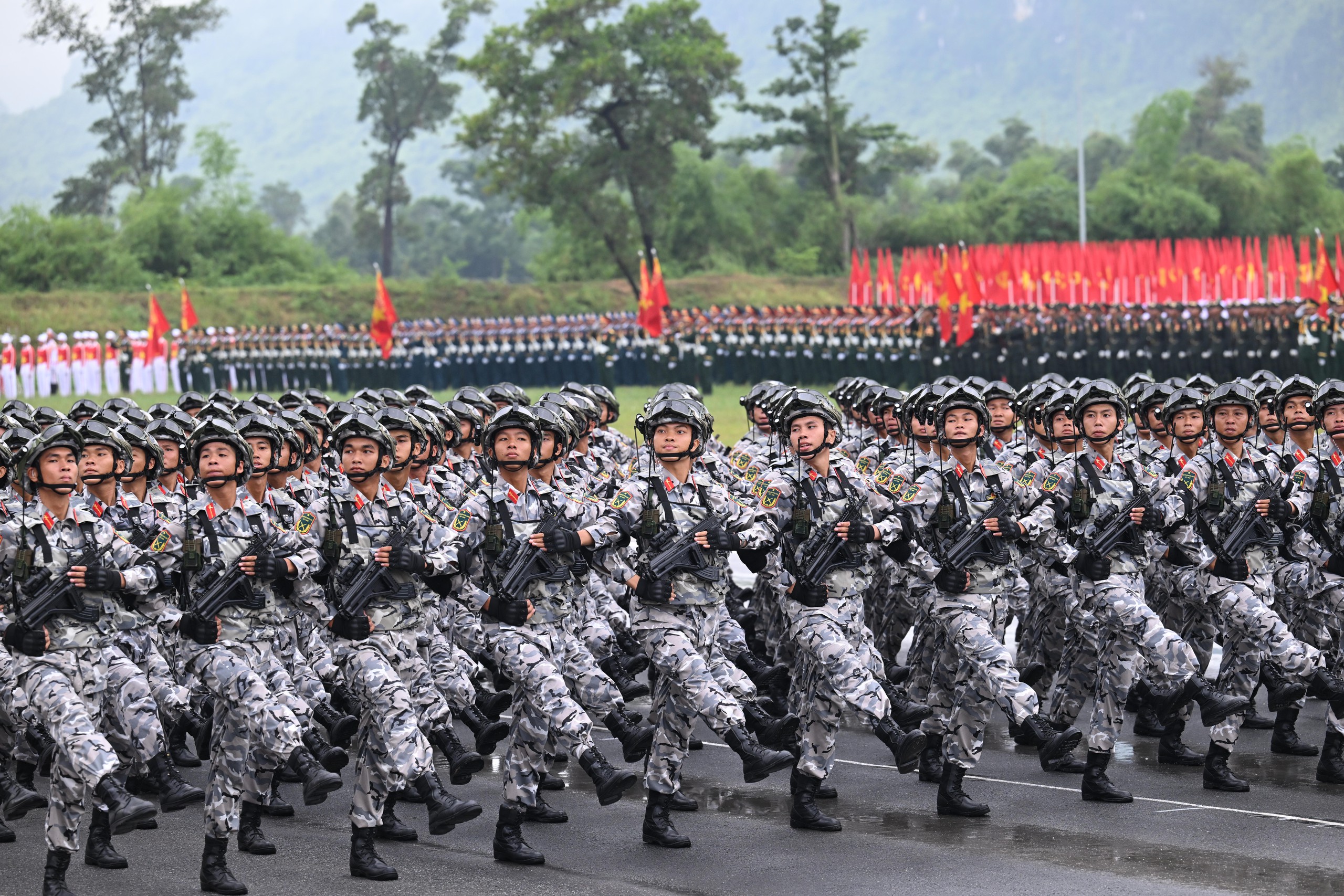 VIDEO: Hơn 16.000 c&aacute;n bộ, chiến sĩ hợp luyện diễu binh, diễu h&agrave;nh dưới trời mưa tầm t&atilde;- Ảnh 7.