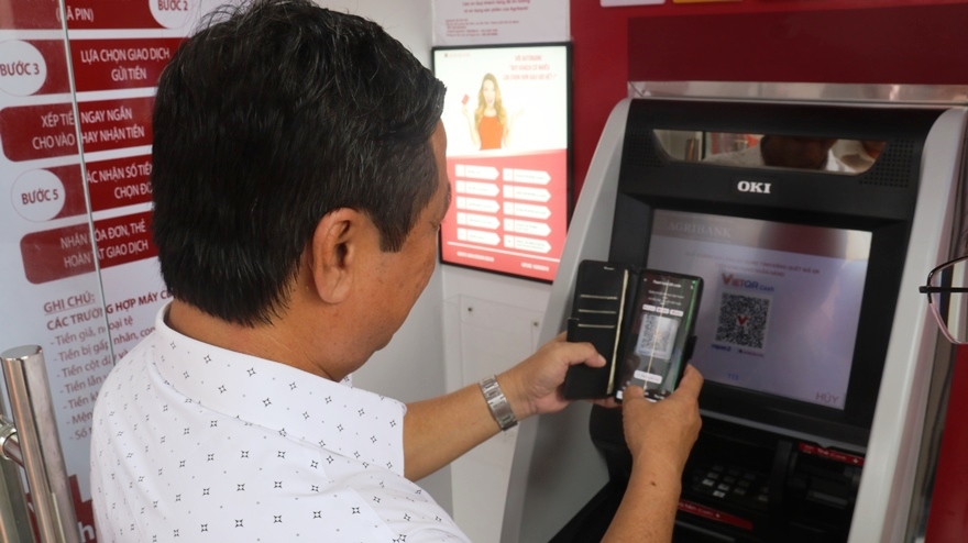 Agribank mang dịch vụ ng&acirc;n h&agrave;ng hiện đại thắp s&aacute;ng hy vọng ph&aacute;t triển tại x&atilde; đảo Thạnh An- Ảnh 3.