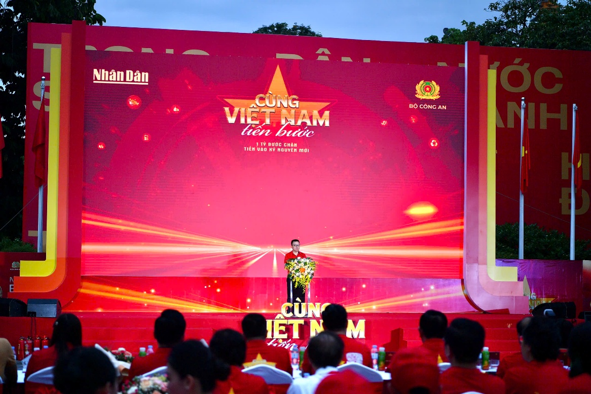 Hơn 20.000 người Vietcombank h&ograve;a nhịp &ldquo;C&ugrave;ng Việt Nam tiến bước&rdquo;- Ảnh 1.