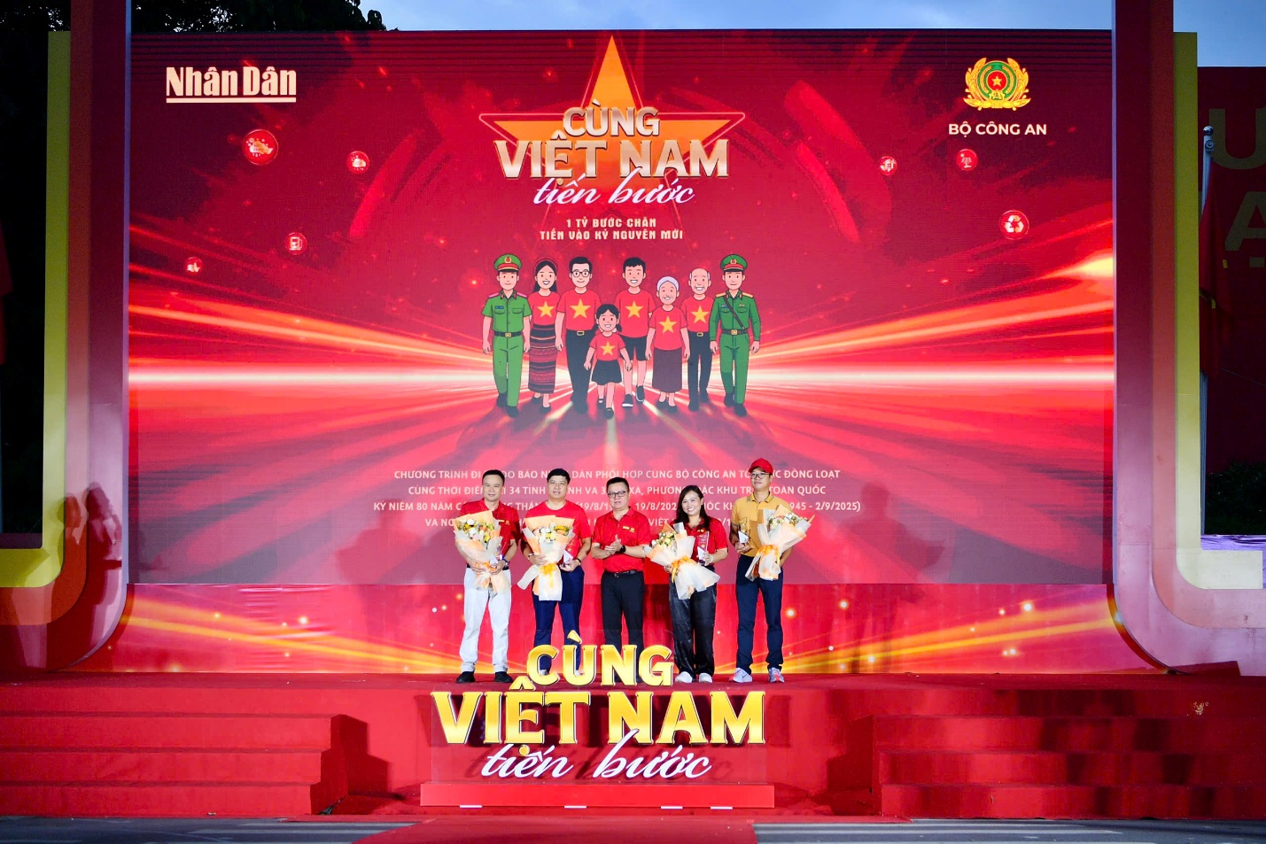 Hơn 20.000 người Vietcombank h&ograve;a nhịp &ldquo;C&ugrave;ng Việt Nam tiến bước&rdquo;- Ảnh 2.