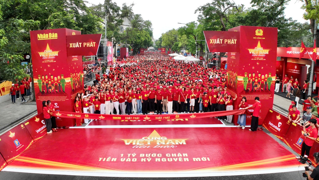 Hơn 20.000 người Vietcombank h&ograve;a nhịp &ldquo;C&ugrave;ng Việt Nam tiến bước&rdquo;- Ảnh 3.