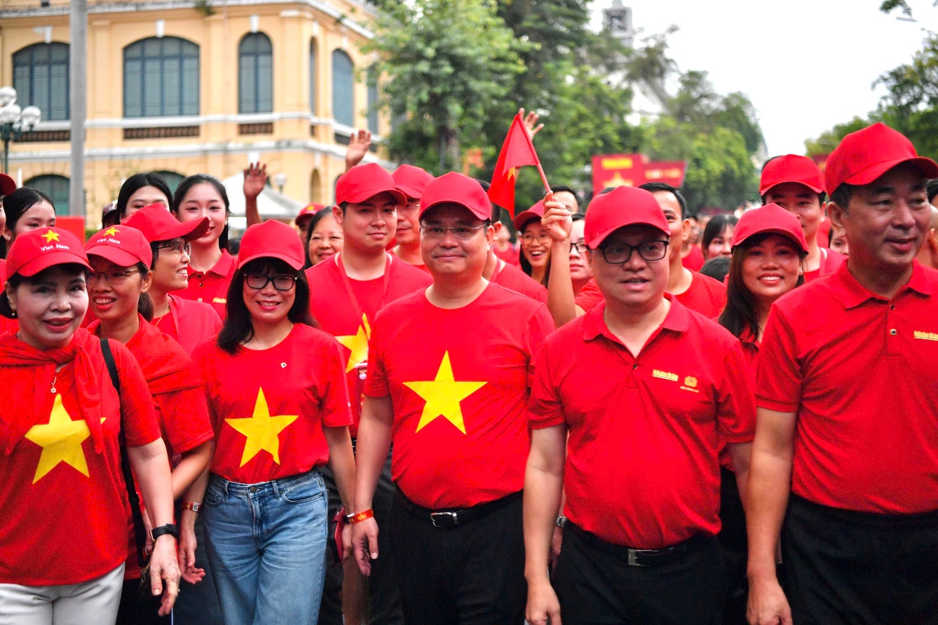 Hơn 20.000 người Vietcombank h&ograve;a nhịp &ldquo;C&ugrave;ng Việt Nam tiến bước&rdquo;- Ảnh 4.